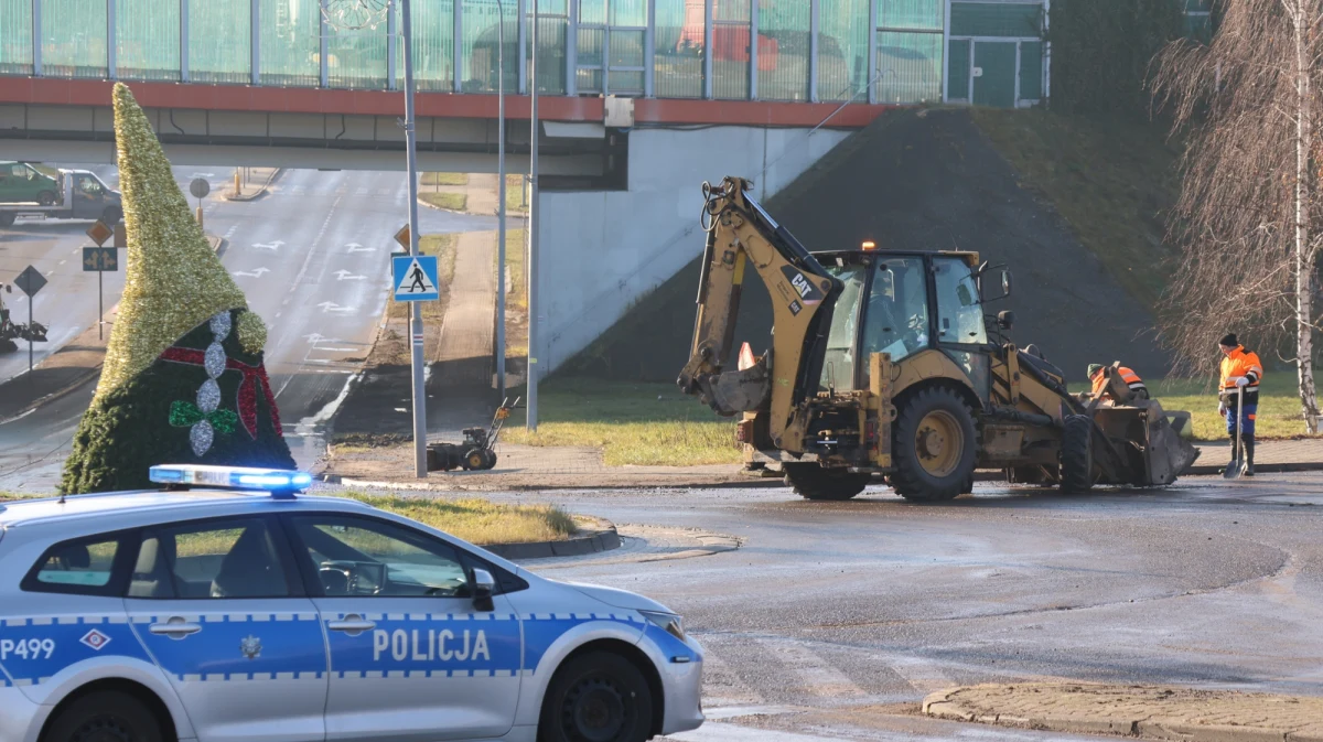 Awaria wodociągowa w Piekarach Śląskich wciąż nie została usunięta. Z tego powodu w poniedziałek przez kilka godzin w części miasta nie było wody, utrudniony był też przejazd niektórymi ulicami. Nadal nie wiadomo, jak długo potrwa usuwanie usterki. W mieście podstawiono beczkowozy.
