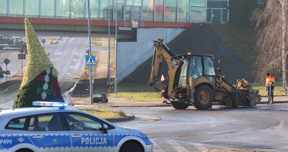 Awaria wodociągowa w Piekarach Śląskich wciąż nie została usunięta. Z tego powodu w poniedziałek przez kilka godzin w części miasta nie było wody, utrudniony był też przejazd niektórymi ulicami. Nadal nie wiadomo, jak długo potrwa usuwanie usterki. W mieście podstawiono beczkowozy.