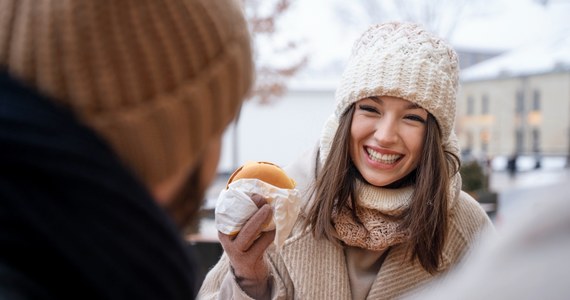 Zima to czas, w którym szczególnie ważne jest zadbanie o dietę wspierającą odporność i zdrowie. Choć dostęp do świeżych produktów bywa ograniczony, wciąż można czerpać z bogactwa natury, wybierając odpowiednie warzywa i owoce. Właściwie skomponowana dieta pomoże zachować energię, dobre samopoczucie i pomoże ochronić organizm przed zimowymi infekcjami. Sprawdź, co warto jeść zimą, aby cieszyć się zdrowiem przez cały sezon.