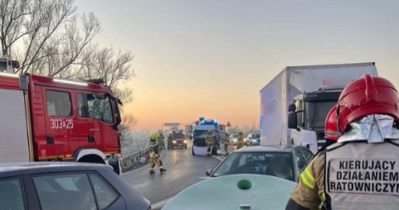 Na autostradzie A4 przy zjeździe na lotnisko w Balicach w kierunku Katowic zderzyło się 8 pojazdów. Jedna osoba została ranna.