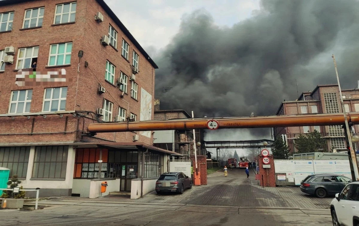 Pożar na terenie Huty Łaziska na Śląsku. Zapalił się tam transformator. Cztery osoby zostały poszkodowane.