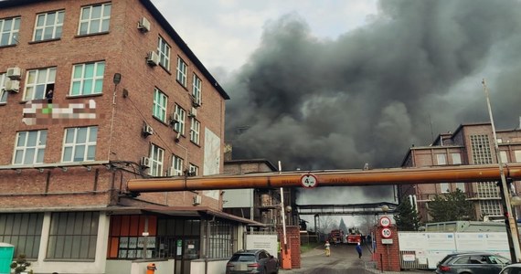 Pożar na terenie Huty Łaziska na Śląsku. Zapalił się tam transformator. Cztery osoby zostały poszkodowane.