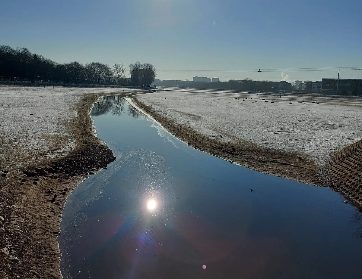 Trwa osuszanie Jeziora Maltańskiego w Poznaniu. To operacja przeprowadzana raz na cztery lata. Po całkowitym spuszczeniu wody ze zbiornika, nastąpi remont infrastruktury sportowej toru regatowego. Pracownicy osuszający zbiornik już wiedzą, że na dnie znajdą wiele skarbów.