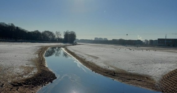 Trwa osuszanie Jeziora Maltańskiego w Poznaniu. To operacja przeprowadzana raz na cztery lata. Po całkowitym spuszczeniu wody ze zbiornika, nastąpi remont infrastruktury sportowej toru regatowego. Pracownicy osuszający zbiornik już wiedzą, że na dnie znajdą wiele skarbów.