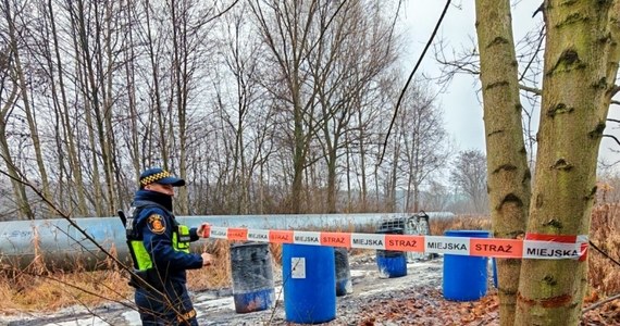 Niebezpieczne znalezisko straży miejskiej w Warszawie. Na Targówku Fabrycznym ktoś porzucił beczkę z groźną substancją. Jak się okazało, to kwas siarkowy pozostawiony w pojemniku typu mauser.