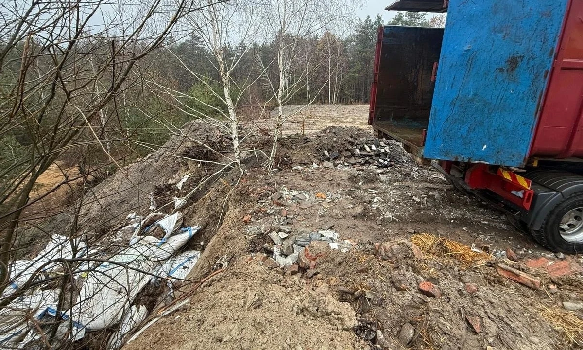 Odbierali odpady do utylizacji z wielu miejsc w kraju, a następnie wywozili do wyrobiska żwirowni w okolicach Mińska Mazowieckiego. Siedleccy policjanci rozbili grupę przestępczą trudniącą się tym procederem. Zatrzymano 5 osób.