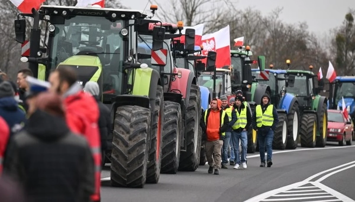 We wtorek w ponad 20 miejscach w Polsce odbyły się protesty rolników. Chcieli oni zwrócić uwagę m.in. na błędne, ich zdaniem, założenia tzw. ustawy łańcuchowej oraz na zagrożenia wynikające z możliwego podpisania przez Komisję Europejską umowy o wolnym handlu z grupą Mercosur.