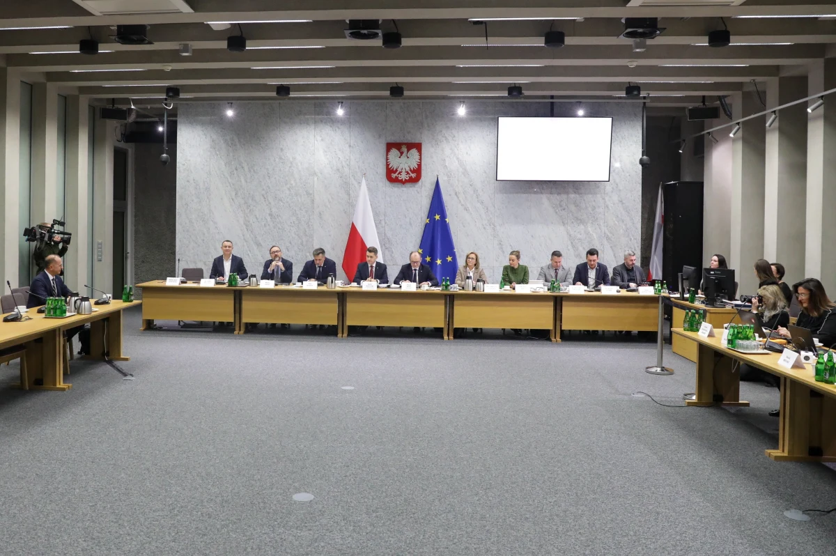 Siedem głosów za i trzy przeciw - tak zagłosowała komisja śledcza ds. tzw. afery wizowej odnośnie raportu końcowego. Sprawozdanie z prac komisji zostało przyjęte z zachowaniem poprawek zgłoszonych przez członków reprezentujących większość sejmową, częścią poprawek zgłoszonych przez posła Konfederacji i bez poprawki autorstwa PiS.