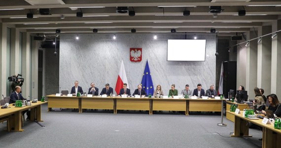 Siedem głosów za i trzy przeciw - tak zagłosowała komisja śledcza ds. tzw. afery wizowej odnośnie raportu końcowego. Sprawozdanie z prac komisji zostało przyjęte z zachowaniem poprawek zgłoszonych przez członków reprezentujących większość sejmową, częścią poprawek zgłoszonych przez posła Konfederacji i bez poprawki autorstwa PiS.