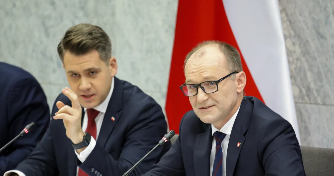 Od lewej: Daniel Milewski (PiS) i Marek Sowa (KO) podczas posiedzenia komisji śledczej