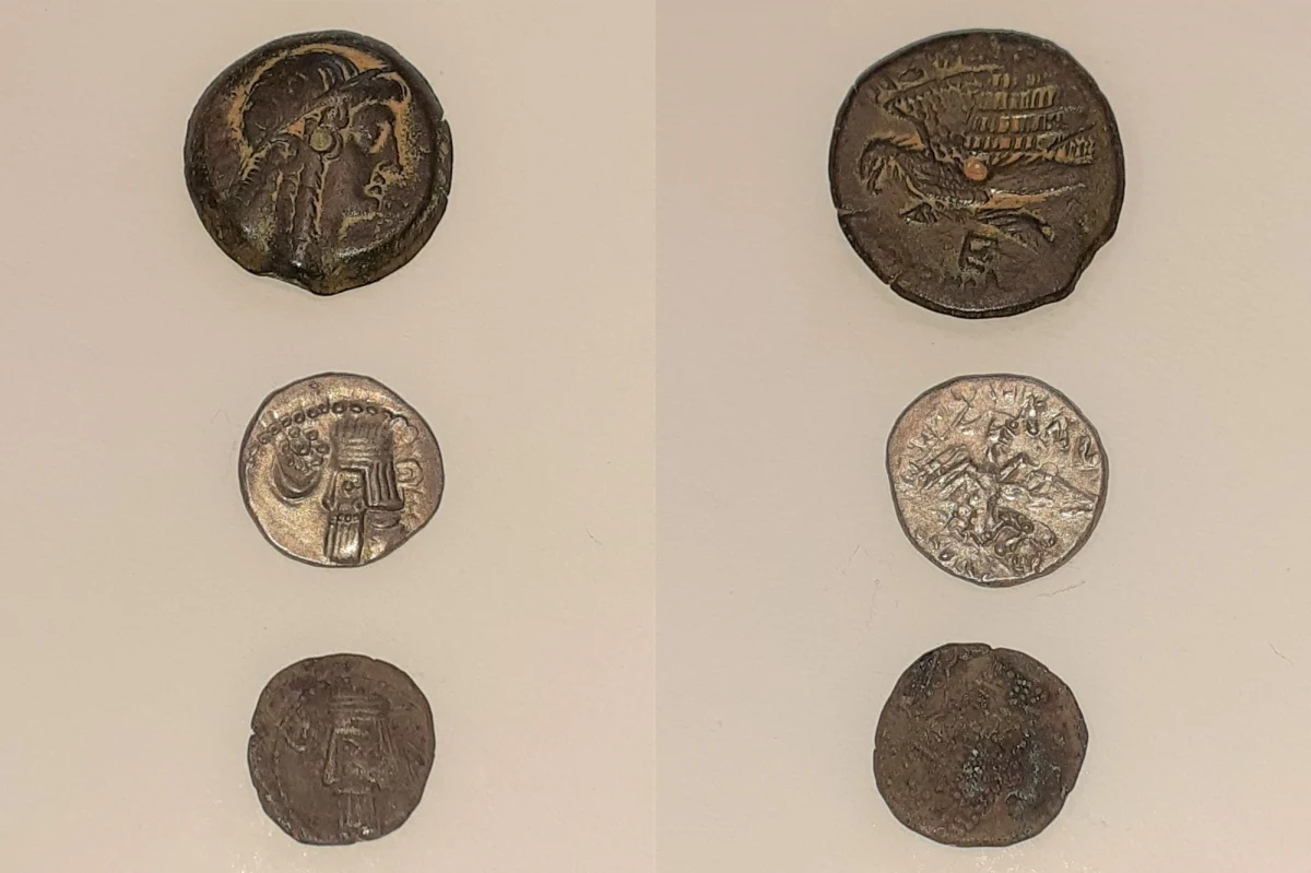 Dwie przesyłki ze Zjednoczonych Emiratów Arabskich miały zawierać metalowe żetony o wartości 10 dolarów. Po kontroli przesyłki przez Krajową Administrację Skarbową okazało się, że w środku były monety sprzed 2000 lat.