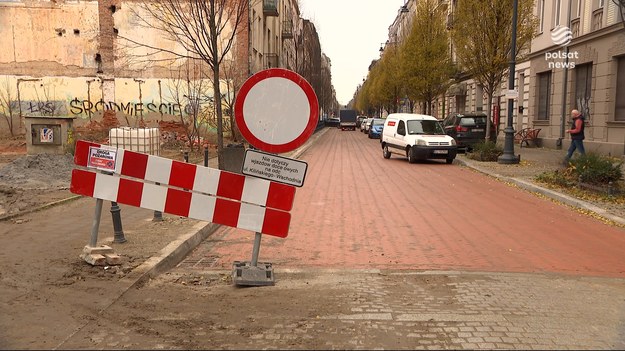 Jeszcze jeden remont się nie skończył, a już potrzebny jest kolejny. Ulica Jaracza w Łodzi znów wymaga poprawek. A chodzi o zaledwie 300-metrowy odcinek. Mieszkańcy żartują, choć to śmiech przez łzy, że to od dawna pokaz nieudolności tak zwanych fachowców. 