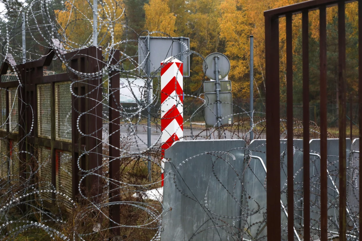 Wychłodzenie organizmu było najpewniej przyczyną śmierci migranta, którego znaleziono przy granicy polsko-białoruskiej - poinformował po sekcji zwłok rzecznik Prokuratury Okręgowej w Suwałkach Wojciech Piktel.
Ciało mężczyzny o nieustalonej tożsamości odnaleźli w czwartek pracownicy zajmujący się konserwacją zapory na granicy polsko-białoruskiej. 