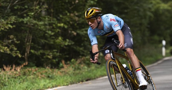 Belg Remco Evenepoel, dwukrotny mistrz olimpijski, został przewieziony do szpitala po wypadku podczas treningu. Lokalne media podały, że kolarz uderzył w nagle otwarte drzwi auta pocztowego. Nie stracił przytomności, ale uderzenie było na tyle silne, że złamało ramę jego roweru.