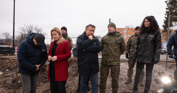 W mocno zniszczonym przez wrześniową powódź powiecie kłodzkim na Dolnym Śląsku ruszyła budowa czterech tymczasowych mostów. Pełnomocnik rządu ds. odbudowy po powodzi Marcin Kierwiński poinformował, że w ubiegłym tygodniu przekazano na ten cel 3 mln zł.