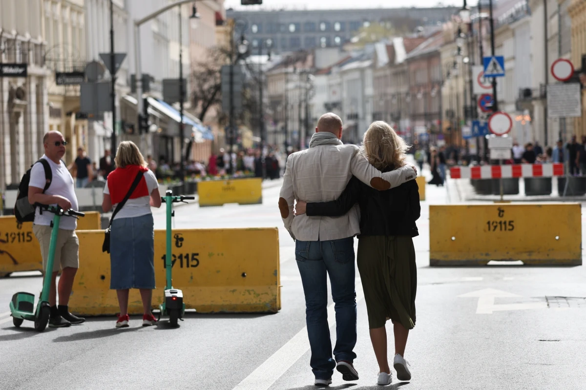 Warszawa kupuje zapory antyterrorystyczne. Mają one zabezpieczać przechodniów spacerujących Traktem Królewskim. Jak się dowiedział reporter RMF MAXX Przemysław Mzyk, chodzi o kilka sztuk mobilnych barier, które wytrzymają uderzenie pojazdu o masie około 7 ton, poruszającego się z prędkością około 50 kilometrów na godzinę.
