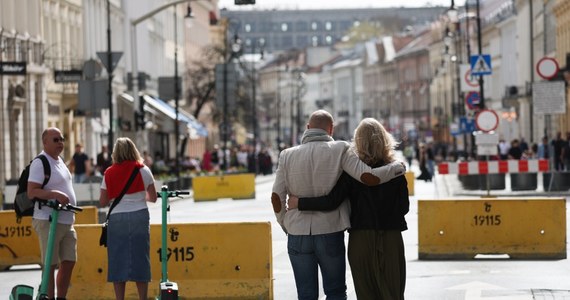 Warszawa kupuje zapory antyterrorystyczne. Mają one zabezpieczać przechodniów spacerujących Traktem Królewskim. Jak się dowiedział reporter RMF MAXX Przemysław Mzyk, chodzi o kilka sztuk mobilnych barier, które wytrzymają uderzenie pojazdu o masie około 7 ton, poruszającego się z prędkością około 50 kilometrów na godzinę.