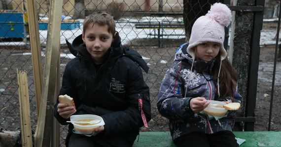 Samolot należący do biura prezydenta Rosji Władimira Putina był wykorzystywany do transportu dzieci uprowadzonych z Ukrainy - informuje agencja Reutera, powołując się na raport sporządzony przez Uniwersytet Yale. Badania wspierane przez Departament Stanu USA, ujawniły tożsamość 314 najmłodszych Ukraińców wywiezionych do Rosji w ramach programu rusyfikacji.