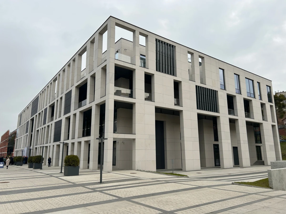 Ograniczanie skutków powodzi i suszy, odzysk surowców i energii, energetyka wiatrowa, wykorzystanie materiałów odpadowych do produkcji betonu czy usuwanie zanieczyszczeń z wody. Takimi badaniami zajmować się będzie otwarte właśnie Centrum Ekoinnowacji Politechniki Gdańskiej.