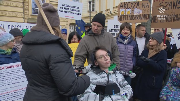 Rodziny osób niepełnosprawnych pojawiły się przed kancelarią premiera, domagając się spełnienia obietnicy wyborczej KO. Protest nie był przypadkowy - dziś Międzynarodowy Dzień osób z niepęłnosprawnościami. 