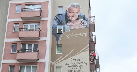 Przy al. Solidarności 91 w Warszawie odsłonięto dziś mural upamiętniający Emiliana Kamińskiego. Znany aktor filmowy i teatralny zmarł 26 grudnia 2022 r.