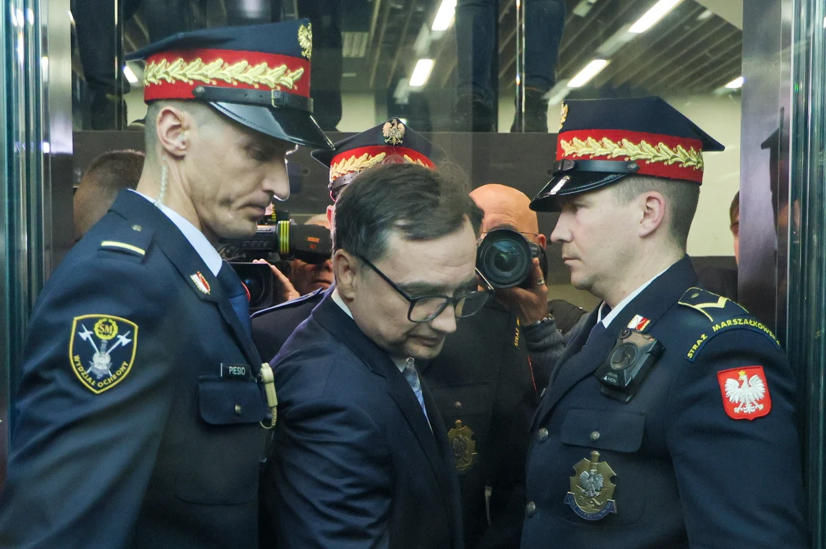 Zbigniew Ziobro 20 minut spóźnił się na posiedzenie sejmowej komisji regulaminowej, która ostatecznie przychyliła się do wniosku o wyrażenie zgody na zatrzymanie i doprowadzenie posła PiS przed komisję śledczą ds. Pegasusa. Ziobro przekazał, że jest gotów zeznawać przed taką komisją, która "będzie działać zgodnie z prawem".