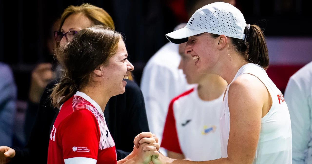 Maja Chwalińska i Iga Świątek podczas BJK Cup Finals 2024