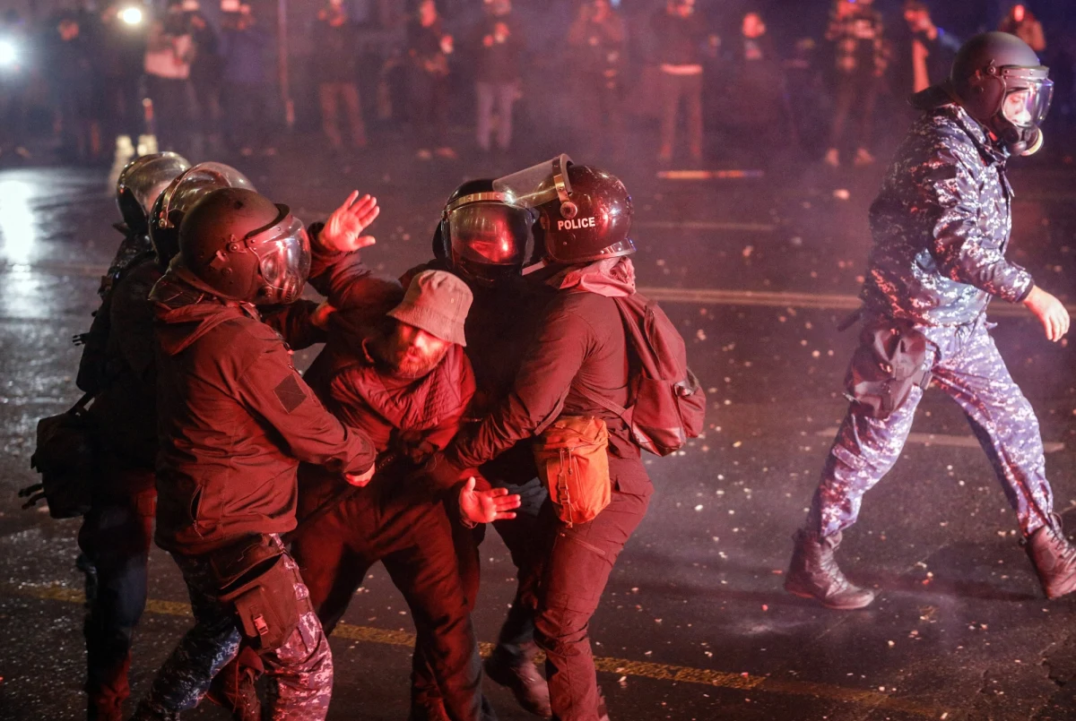 Strumienie wody, huk petard, co jakiś czas chmury gazu łzawiącego napływające ze schodów parlamentu gruzińskiego - tak wyglądał wtorkowy, szósty z rzędu, protest w Tbilisi. "W centrum miasta zgromadziło się kilkadziesiąt tysięcy ludzi. Wiele osób założyło kaski i maski przeciwgazowe" - relacjonował z Gruzji reporter RMF FM Mateusz Chłystun. Po północy policja odepchnęła protestujących z okolic parlamentu. 