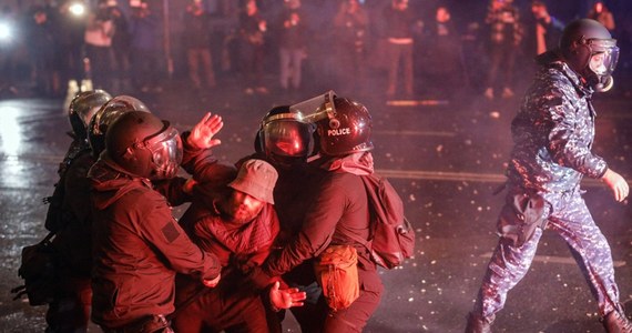 Strumienie wody, huk petard, co jakiś czas chmury gazu łzawiącego napływające ze schodów parlamentu gruzińskiego - tak wyglądał wtorkowy, szósty z rzędu, protest w Tbilisi. "W centrum miasta zgromadziło się kilkadziesiąt tysięcy ludzi. Wiele osób założyło kaski i maski przeciwgazowe" - relacjonował z Gruzji reporter RMF FM Mateusz Chłystun. Po północy policja odepchnęła protestujących z okolic parlamentu. 