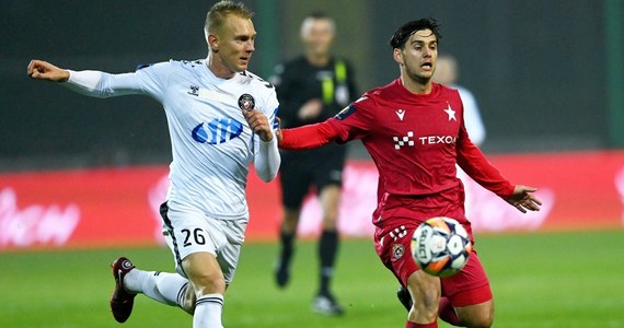 Broniąca trofeum pierwszoligowa Wisła Kraków, choć prowadziła 2:0, uległa po dramatycznej dogrywce Polonii Warszawa 2:3 i odpadła w w 1/8 finału piłkarskiego Pucharu Polski. We wtorek do ćwierćfinału awansowały też Puszcza Niepołomice i Piast Gliwice z ekstraklasy.