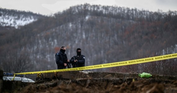 Niespokojnie w Kosowie. Po tym, jak w ostatni piątek na zdominowanej przez Serbów północy tego kraju doszło do eksplozji na kanale zaopatrującym w wodę dwie największe elektrownie węglowe, we wtorek policjanci przejęli tam znaczną ilość broni i amunicji oraz mundury z m.in. rosyjskimi naszywkami.