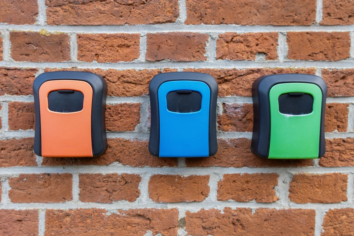 Turystów odwiedzających Włochy, ale przede wszystkim właścicieli z sektora turystycznego czeka mała rewolucja. Klucze do mieszkań na wynajem krótkoterminowy będzie można przekazywać jedynie osobiście, a nie poprzez specjalne skrytki. Nie będzie też można internetowo meldować turystów. Zmiany mają lepiej zabezpieczyć interesy lokalnych społeczności.