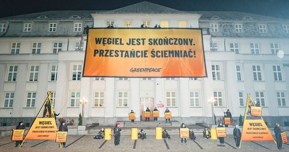 Dziś Barbórka - dzień św. Barbary, która jest patronką m.in. górników. Z tej okazji aktywiści organizacji Greenpeace Polska zorganizowali protest przy siedzibie ​Ministerstwa Przemysłu w Katowicach; na budynku rozwinęli skierowany do rządu napis: "Węgiel jest skończony. Przestańcie ściemniać".