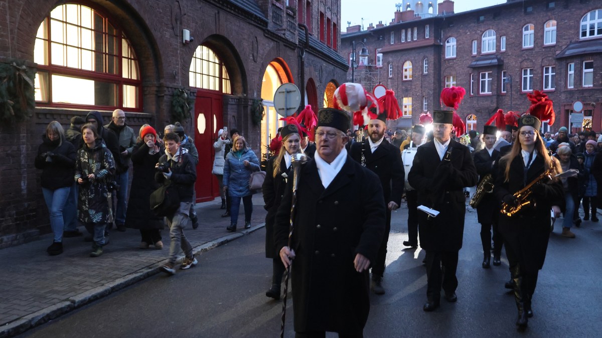 Czwarty grudnia to dzień imienin Barbary, a także górnicza Barbórka. Świętowaniu co roku towarzyszy występ górniczych orkiestr. Nie inaczej było w środowy poranek na katowickim Nikiszowcu.