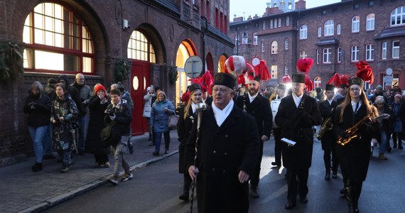 Czwarty grudnia to dzień imienin Barbary, a także górnicza Barbórka. Świętowaniu co roku towarzyszy występ górniczych orkiestr. Nie inaczej było w środowy poranek na katowickim Nikiszowcu.