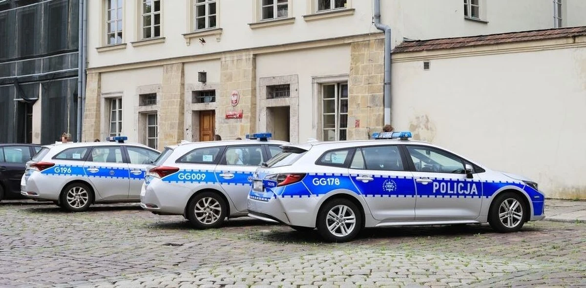 Dramatyczne wydarzenia w Krakowie. Jak dowiedziała się reporterka RMF FM, mężczyzna wyrwał policjantowi broń, zabarykadował się na komisariacie i popełnił samobójstwo. Wcześniej 23-latek śmiertelnie ranił swoją rok starszą partnerkę.