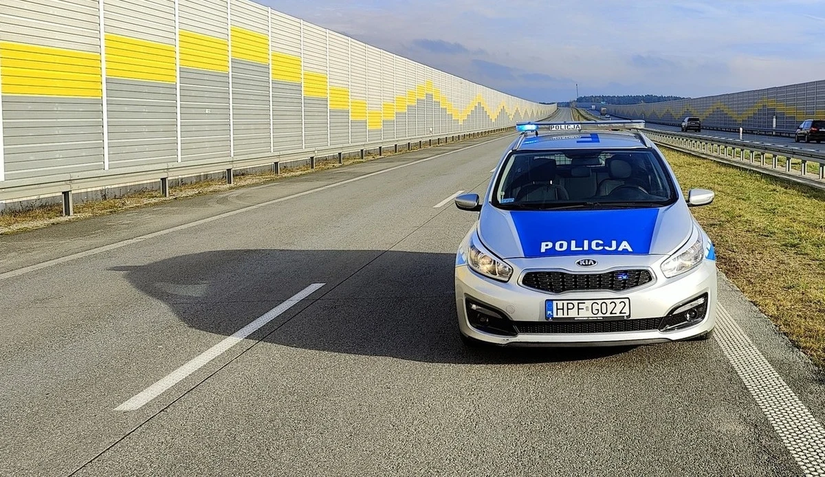 Policjanci z drogówki w Łasku (woj. łódzkie), patrolując drogę ekspresową S8, zauważyli stojący na pasie awaryjnym samochód osobowy. Pojazd nie był oznaczony trójkątem ostrzegawczym, dlatego też postanowili zatrzymać się i sprawdzić, co się stało. Po otwarciu drzwi auta funkcjonariusze zobaczyli w nim śpiącego kierowcę. 29-latek był nietrzeźwy.