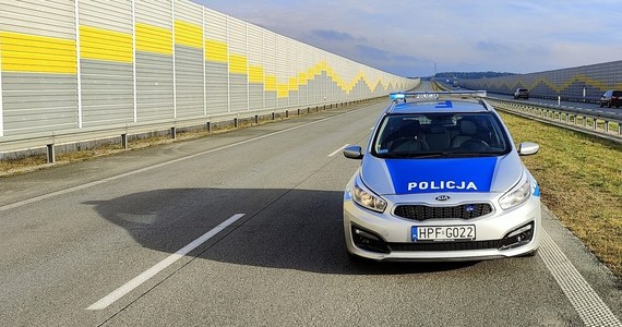 Policjanci z drogówki w Łasku (woj. łódzkie), patrolując drogę ekspresową S8, zauważyli stojący na pasie awaryjnym samochód osobowy. Pojazd nie był oznaczony trójkątem ostrzegawczym, dlatego też postanowili zatrzymać się i sprawdzić, co się stało. Po otwarciu drzwi auta funkcjonariusze zobaczyli w nim śpiącego kierowcę. 29-latek był nietrzeźwy.