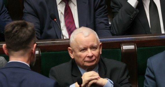 Jarosław Kaczyński został wezwany przez prokuraturę. Jak dowiedział się reporter RMF FM Krzysztof Zasada, prezes Prawa i Sprawiedliwości ma w przyszłym tygodniu zeznawać w śledztwie dotyczącym afery w Funduszu Sprawiedliwości.