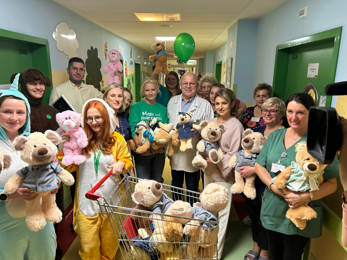 Czterdziestu małych i większych pacjentów Kliniki Reumatologii Wieku Rozwojowego w Narodowym Instytucie Geriatrii, Reumatologii i Rehabilitacji w Warszawie otrzymało dziś swoje pluszowe misie. Ambasadorką akcji organizowanej przez Fundację Mam Marzenie jest aktorka Małgorzata Kożuchowska.