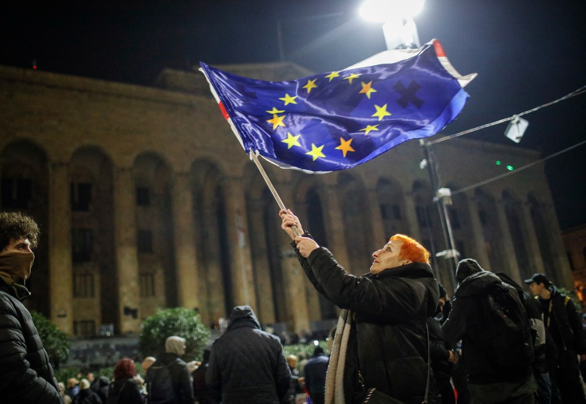 Pracownicy gruzińskiej służby zdrowia zapowiedzieli na środowe popołudnie marsz białych fartuchów. Medycy zamierzają wesprzeć rodaków protestujących od tygodnia przeciwko obecnej, antyeuropejskiej polityce rządu. W Gruzji jest specjalny wysłannik RMF FM, który zbiera informacje w tej sprawie.