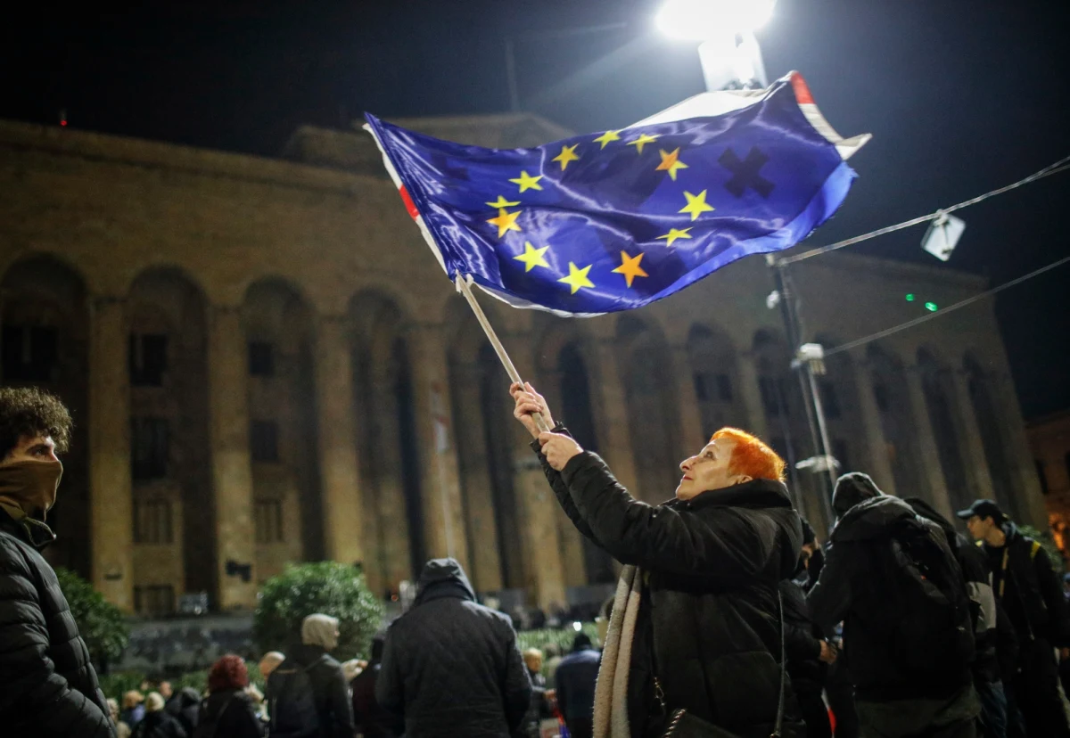 Pracownicy gruzińskiej służby zdrowia zapowiedzieli na środowe popołudnie marsz białych fartuchów. Medycy zamierzają wesprzeć rodaków protestujących od tygodnia przeciwko obecnej, antyeuropejskiej polityce rządu. W Gruzji jest specjalny wysłannik RMF FM, który zbiera informacje w tej sprawie.