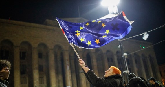 Pracownicy gruzińskiej służby zdrowia zapowiedzieli na środowe popołudnie marsz białych fartuchów. Medycy zamierzają wesprzeć rodaków protestujących od tygodnia przeciwko obecnej, antyeuropejskiej polityce rządu. W Gruzji jest specjalny wysłannik RMF FM, który zbiera informacje w tej sprawie.