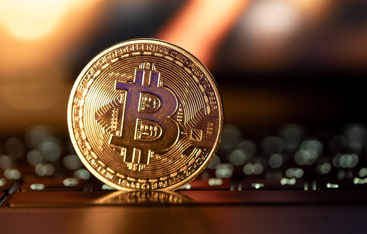 Brytyjczyk, który przez przypadek wyrzucił twardy dysk z bitcoinami, przechodzi do kontrataku - właśnie pozwał do sądu władze lokalnej gminy za to, że nie chcą mu umożliwić przeszukania olbrzymiego wysypiska śmieci. A na twardym dysku znajduje się olbrzymia fortuna - według dzisiejszej wyceny to nawet 500 milionów funtów.