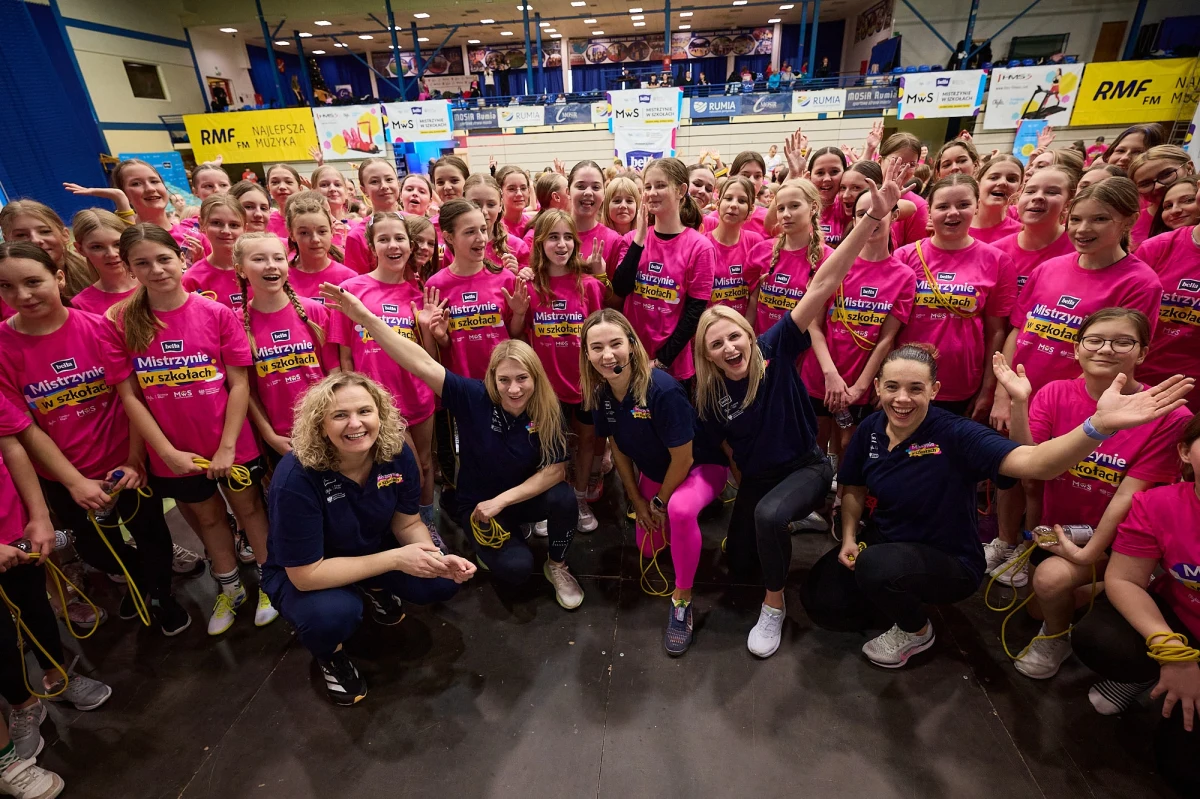 Takiego zgromadzenia wielkich mistrzyń polskiego sportu jeszcze chyba nigdy nie było! Cztery wielkie zawodniczki, które w sumie mają na swoim koncie aż jedenaście medali olimpijskich, w tym trzy złote, wzięły udział w ostatniej tegorocznej odsłonie akcji "Mistrzynie w Szkołach", która odbyła się w Rumi na Pomorzu. "To godne zakończenie świetnego roku naszego projektu" - mówi Otylia Jędrzejczak, pomysłodawczyni akcji "Mistrzynie w Szkołach".