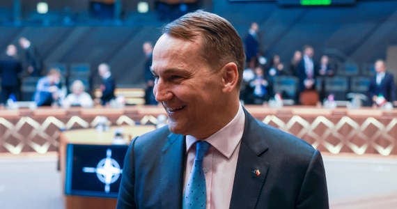 NATO musi odpowiedzieć na zagrożenie dla bezpieczeństwa krajów Sojuszu w rejonie Bałtyku. Szef polskiej dyplomacji Radosław Sikorski bierze udział w dwudniowym posiedzeniu ministrów Paktu Północnoatlantyckiego i przekonuje do konieczności przyjęcia postulatu Warszawy o konieczności stworzenia wspólnych misji patrolowych na morzu. Istotna w kontekście rosyjskiej aktywności będzie też ściślejsza wymiana wywiadowcza w ramach krajów sojuszniczych.