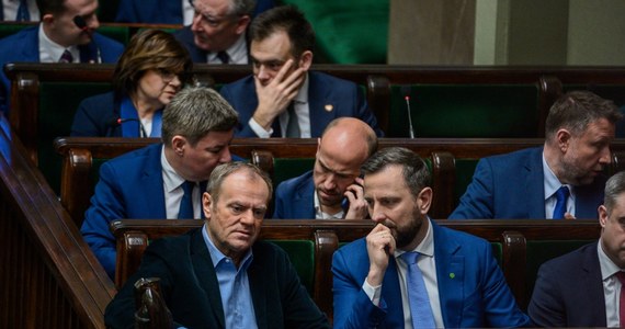 Krajowa Rada Radiofonii i Telewizji ma w przyszłym roku stracić ponad połowę planowanych środków, Krajowa Rada Sądownictwa prawie jedną czwartą, a Trybunał Konstytucyjny ma otrzymać ponad 17 proc. mniej. W piątek Sejm ma uchwalić przyszłoroczny budżet, w którym realizuje zapowiadany zamiar obcięcia finansowania niektórych organów i urzędów. W niektórych przypadkach dające ponad 335 milionów złotych cięcia są dość drastyczne.