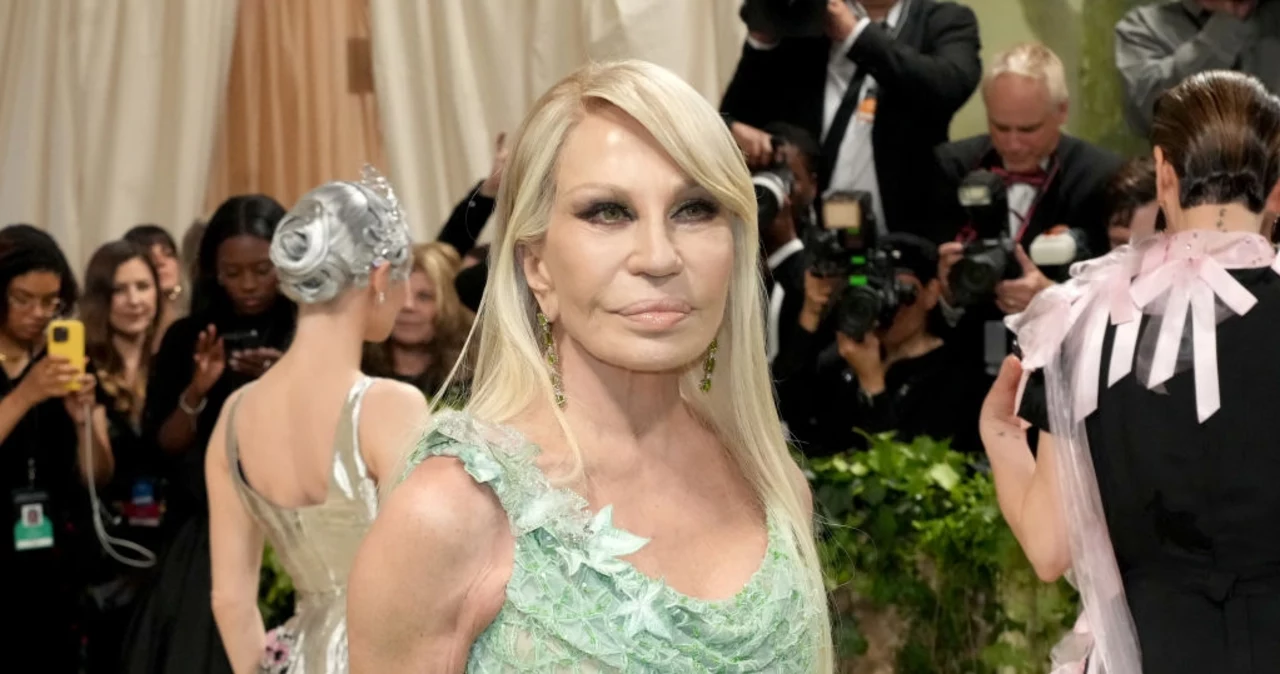  Donatella Versace jest nie do poznania. Co stało się z jej twarzą?