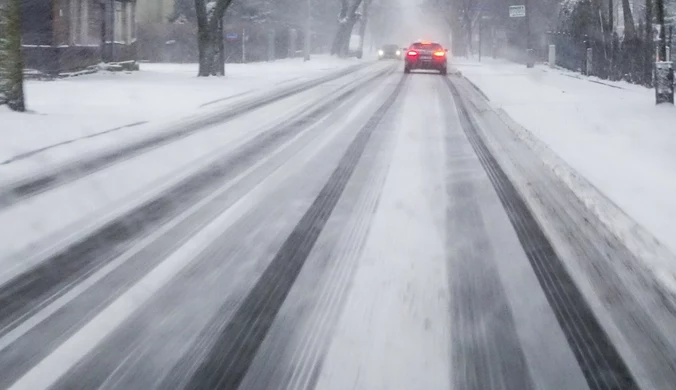 Nowy alert w sześciu powiatach. Zagrożenie na drogach i chodnikach