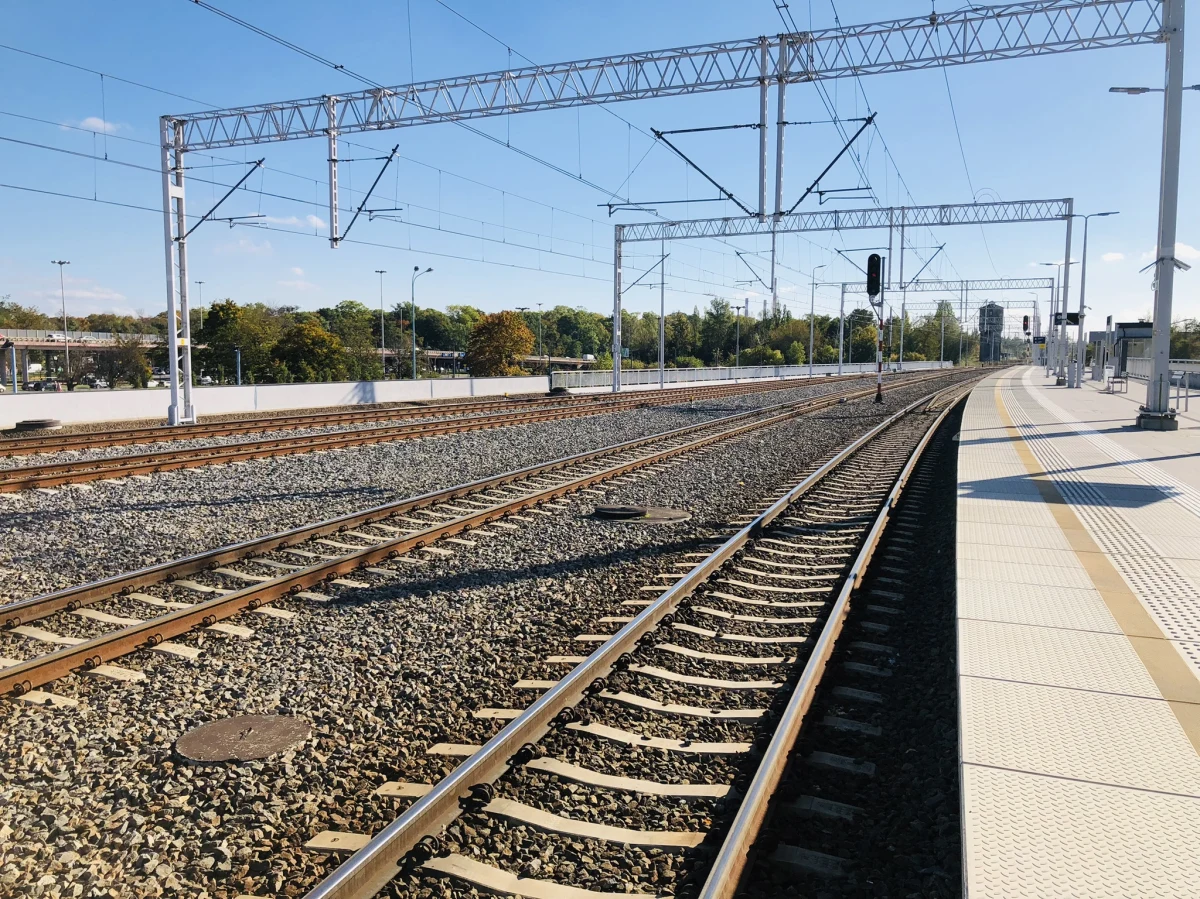 Łódzka Kolej Aglomeracyjna z nowym rozkładem: więcej połączeń i szybsza podróż do Warszawy. Po latach oczekiwania mieszkańcy Łodzi i okolic doczekali się znaczących zmian w komunikacji. To rewolucja, która zbliża regiony.